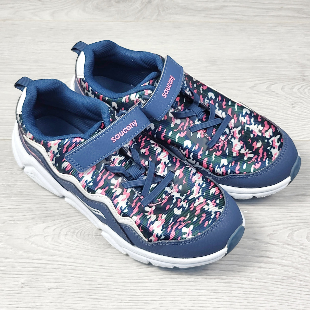 DZAV2 - Saucony navy and pink patterned running shoes.  Youth size 4.5