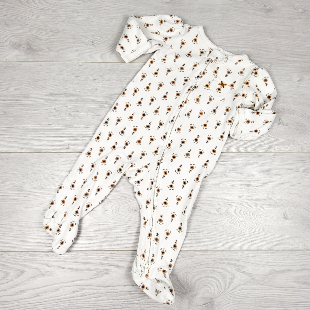 PTOM1 - Carters white zippered floral print cotton sleeper. Size 6 months