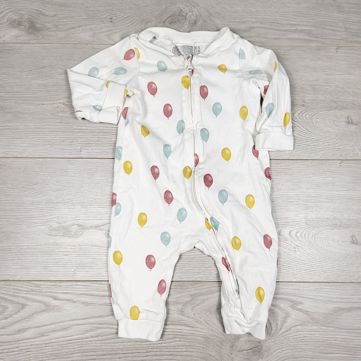 ECRS11 - H and M white zippered cotton sleeper with balloons. Size 2-4 months