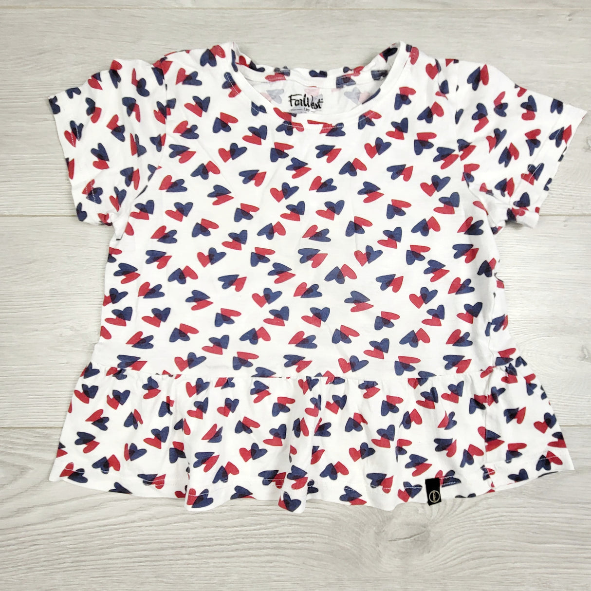 LUGE1 - Far West white t-shirt with red and navy hearts. Size small