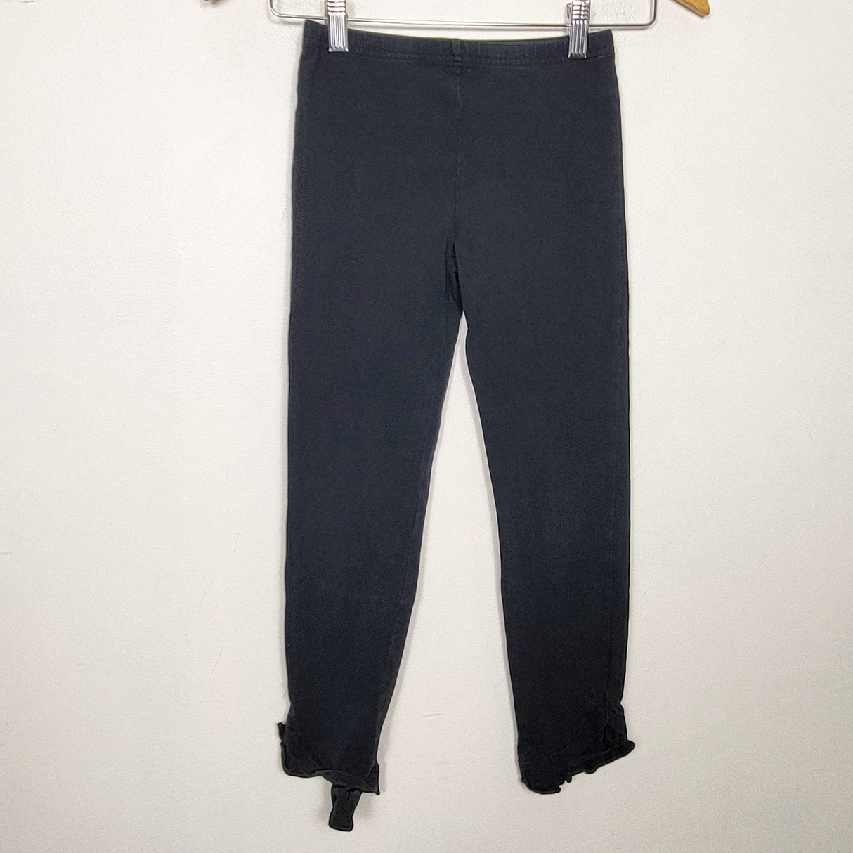 MAWA1 - Peekaboo Beans black leggings with ruffles at ankles. Size 10 🍁