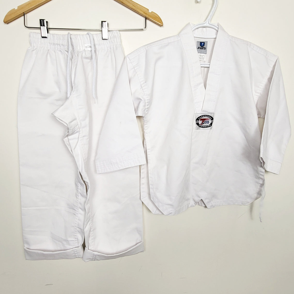 MAWA1 - White Karate Gi. Size 000 (size 5/6)