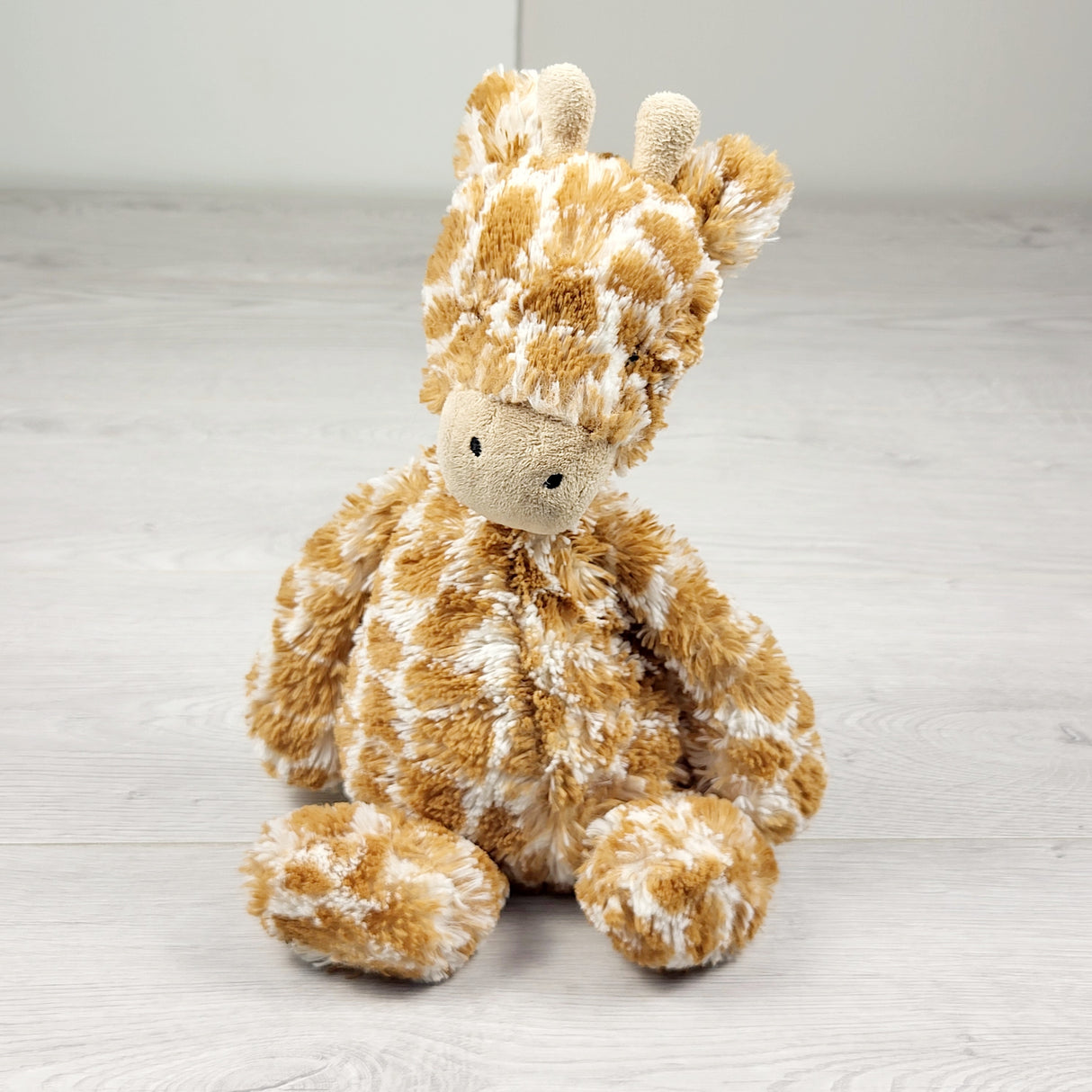 KLJ3 - Jellycat medium sized giraffe plush (8 inches)