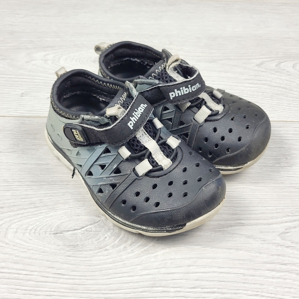 KLJ3 - Stride Rite "Phibian" shoes. Size 6