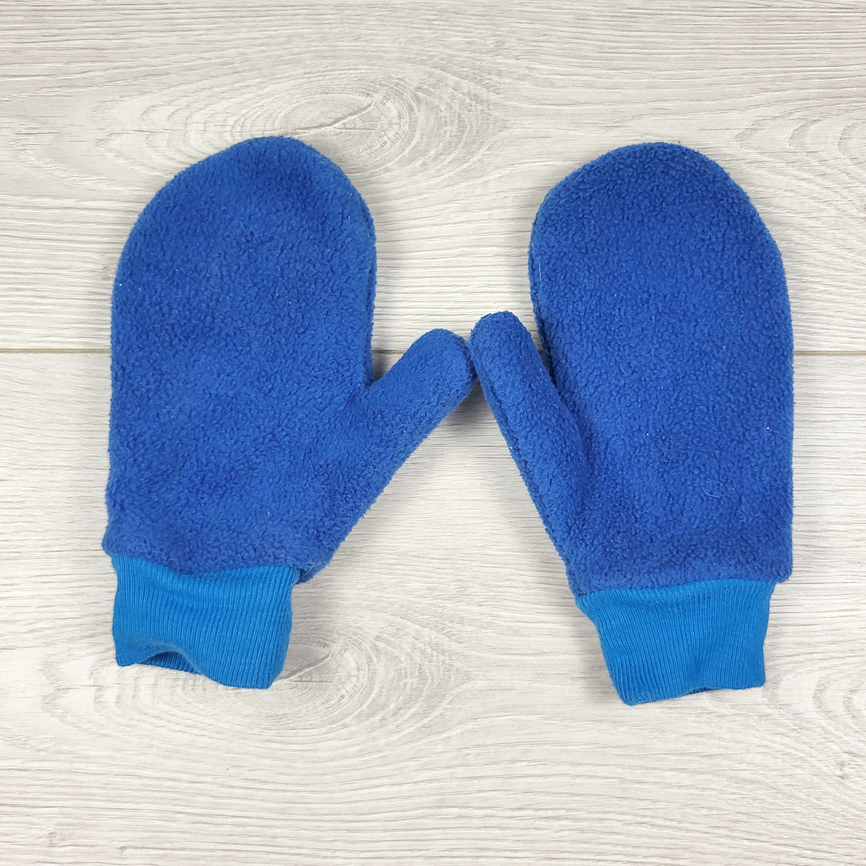 KLJ3 - Blue fleece mittens. Approx 4-6 years