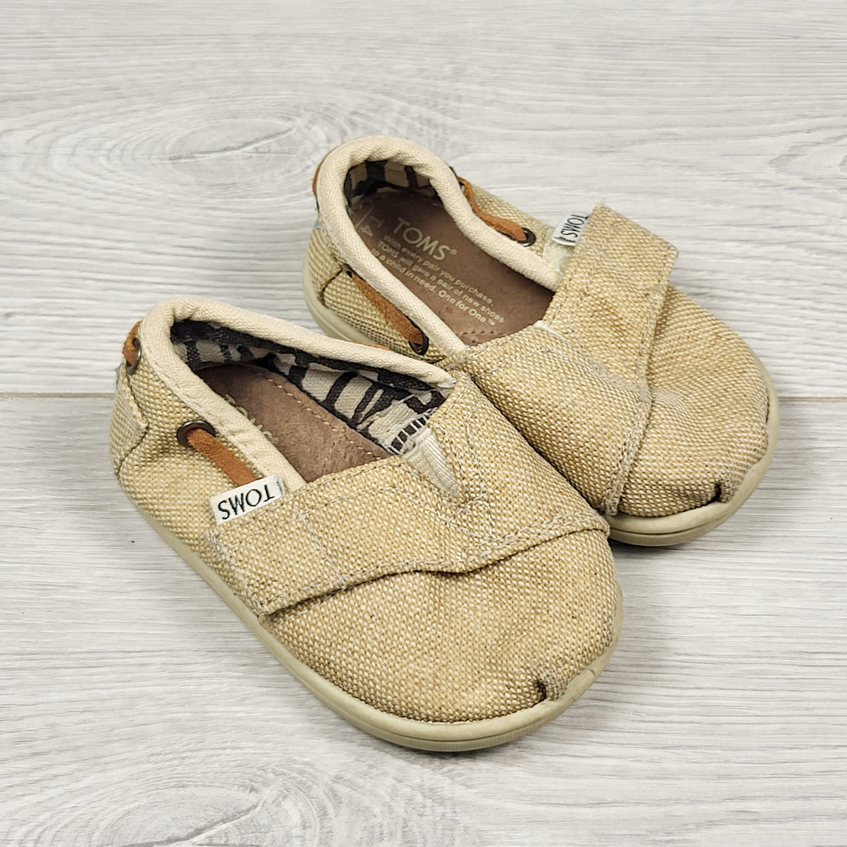 ECRS2 - Toms slips on canvas shoes. Size 4