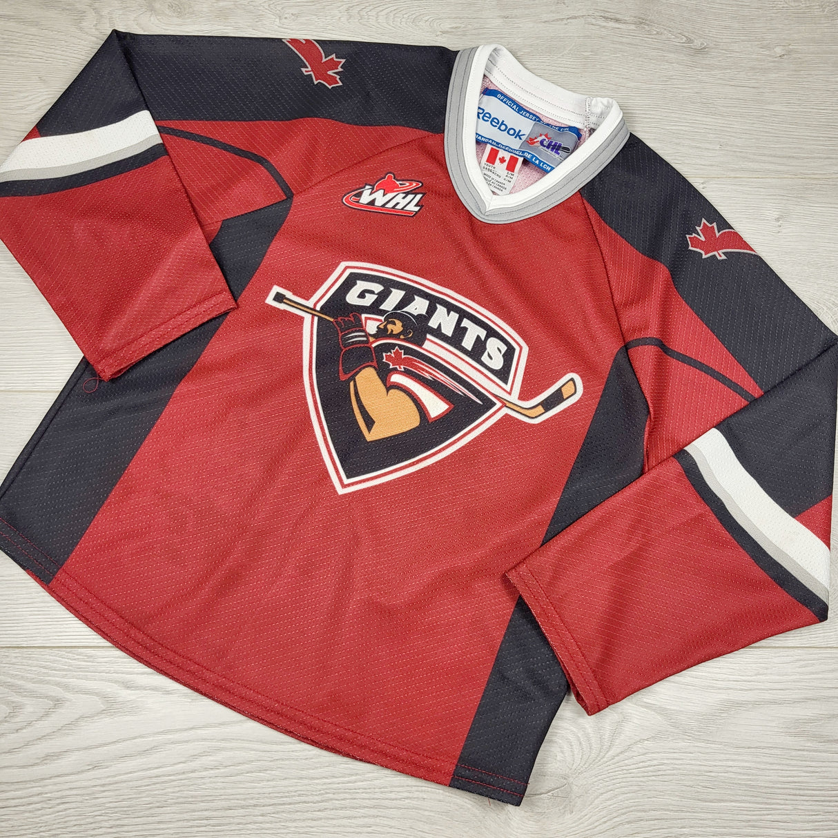DMKY1 - Vintage Reebook WHL Vancouver Giants jersey shirt. Youth size small/medium