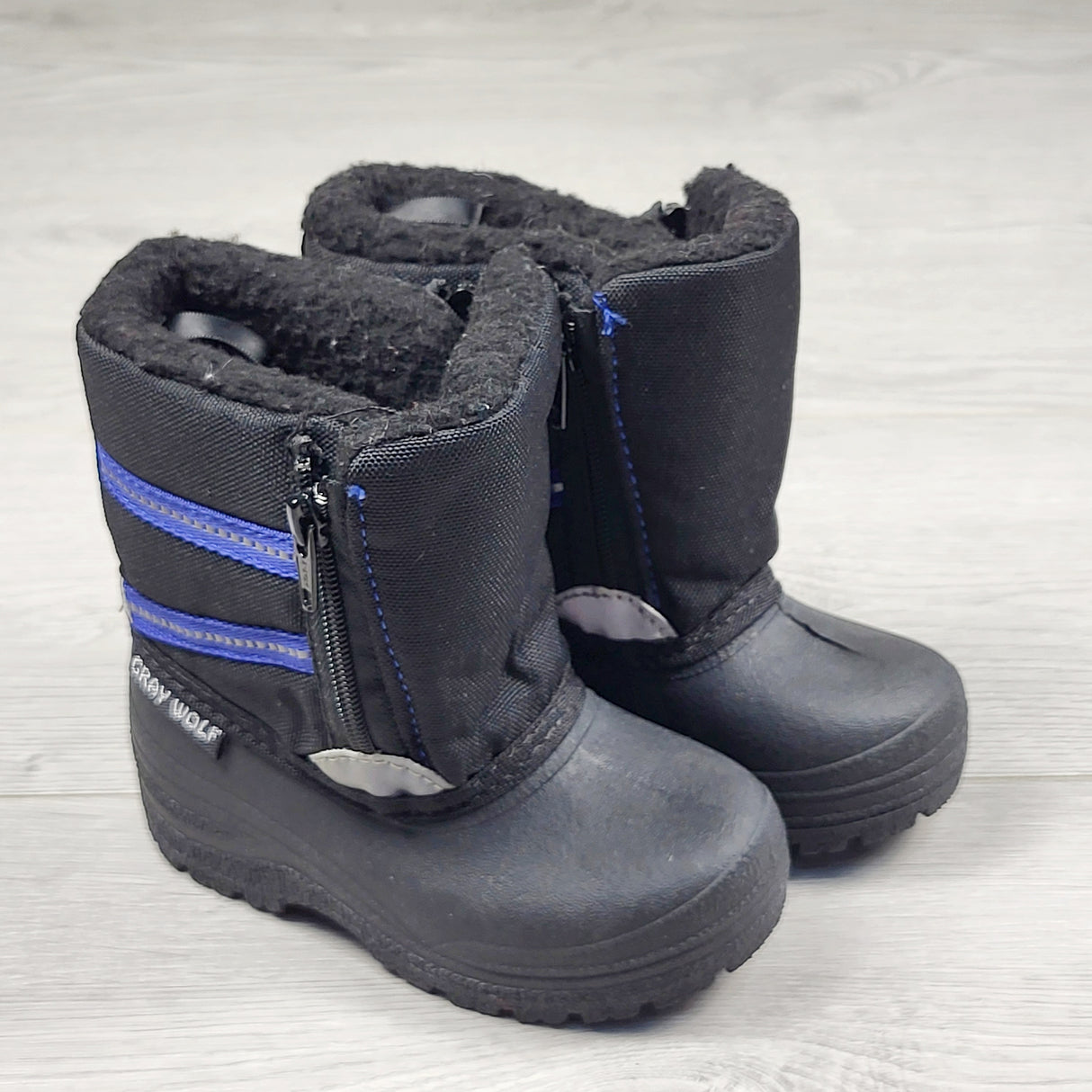 DMKY2 - Black and blue snow boots. Size 6