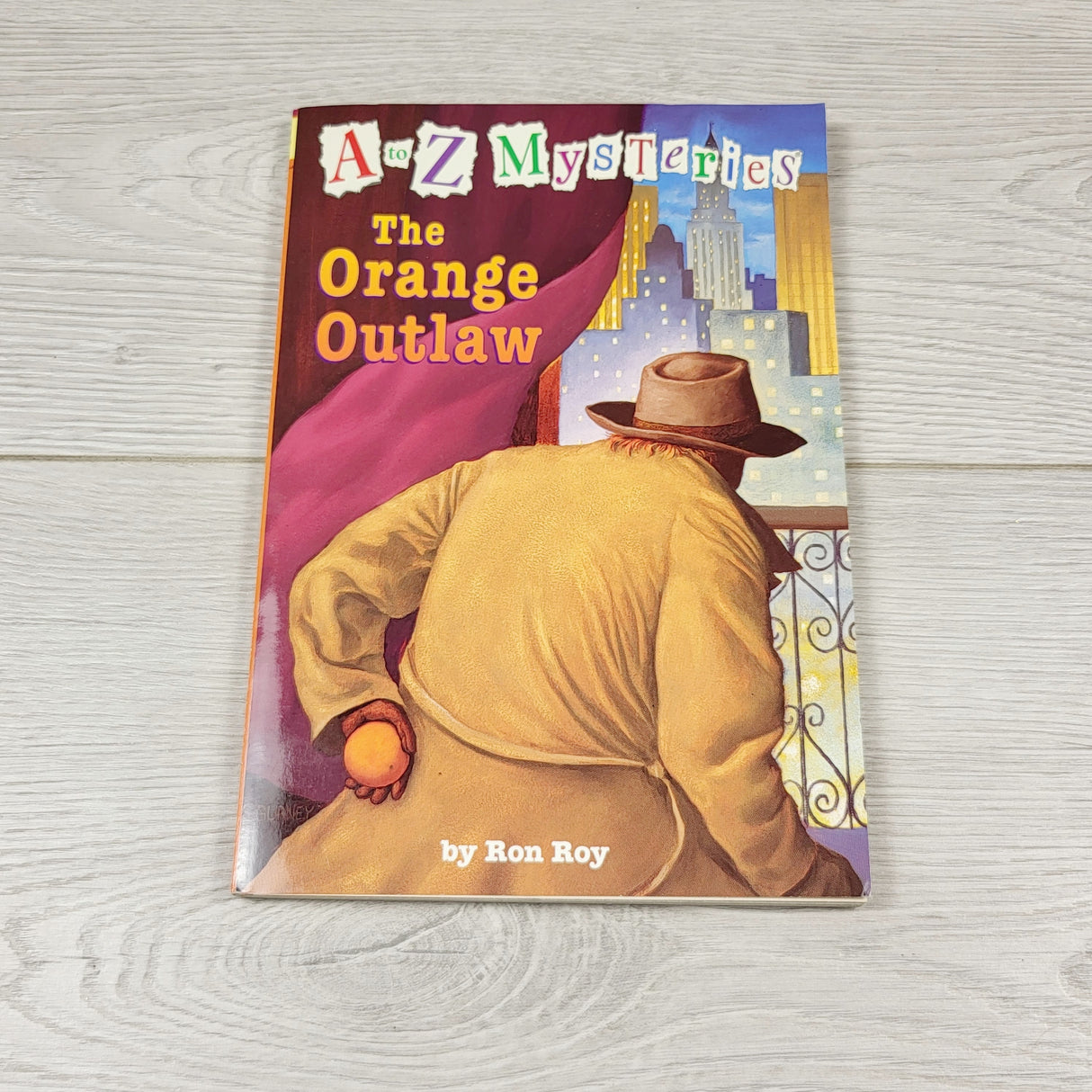 JLSN22 - A to Z Mysteries: The Orange Outlaw. Soft cover chapter book