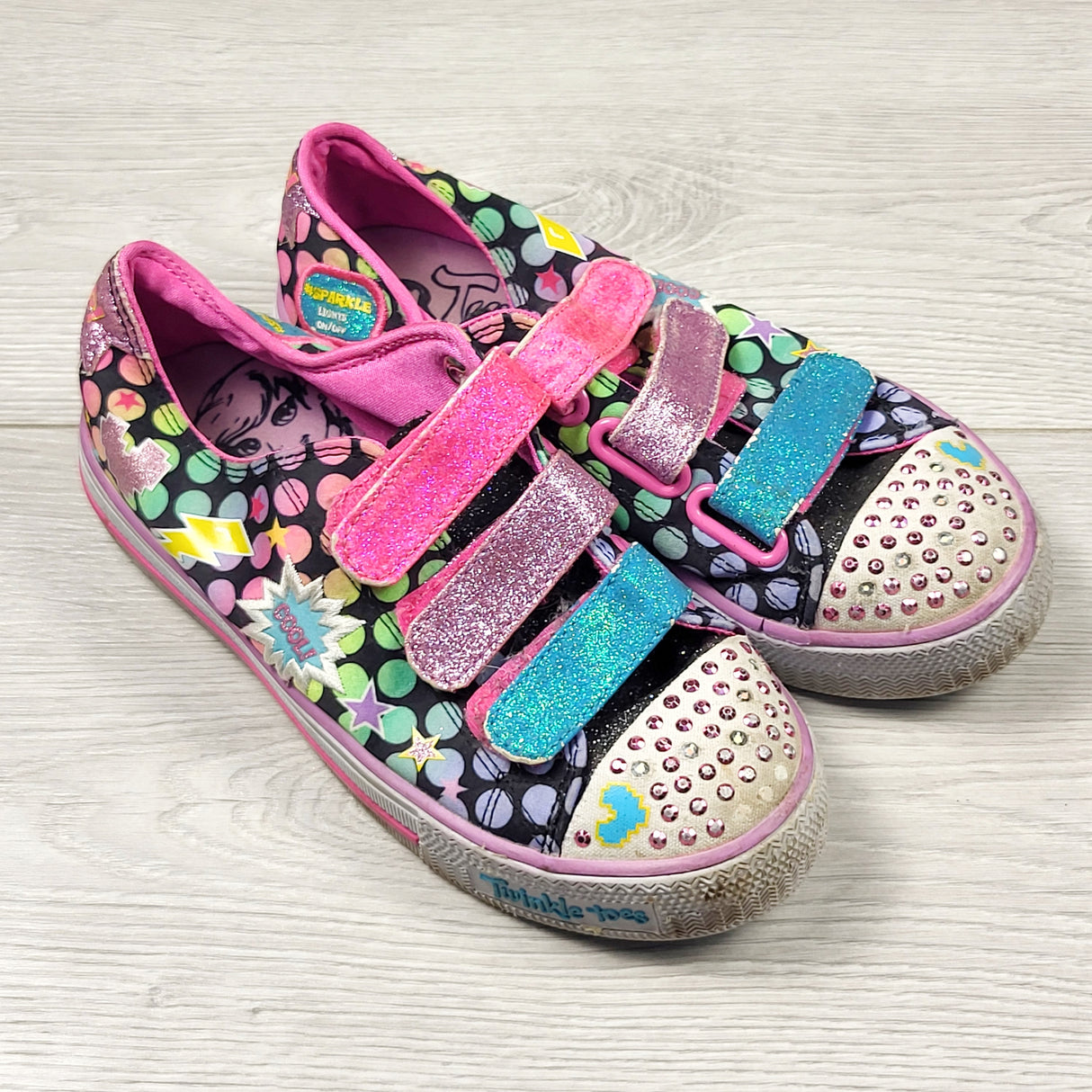 MIRE1 - Skechers Twinkle Toes light up shoes. Youth size 1