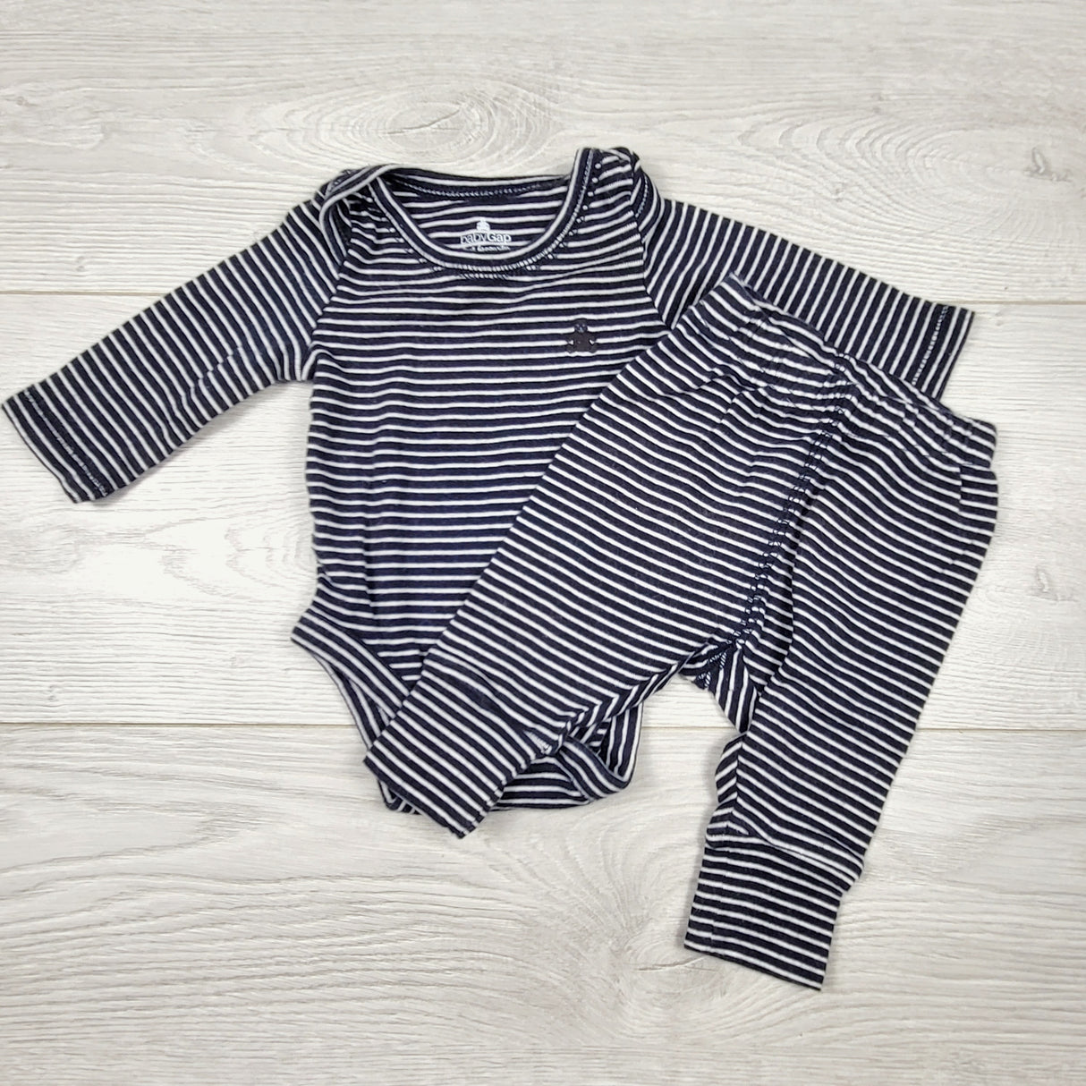 CHSP1 - Gap navy striped 2pv bodysuit set. Newborn size