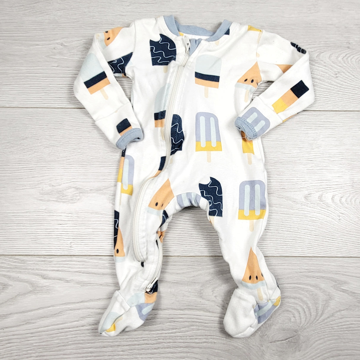 CCAM1 - ZippyJamz zippered popsicle sleeper. Newborn size 🍁
