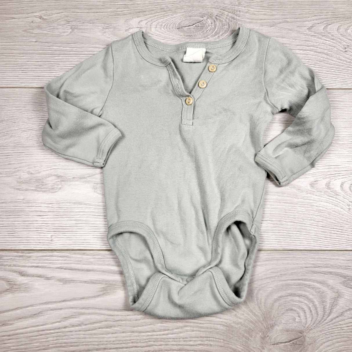 CCAM1 - H and M pale green organic cotton bodysuit. Size 2-4 months