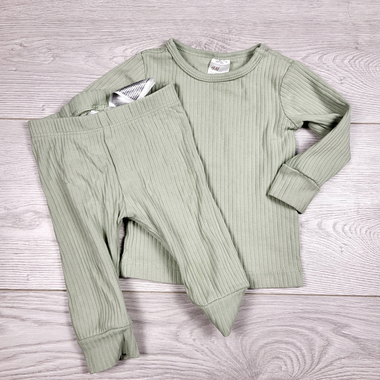 CCAM1 - H and M green ribbed organic cotton 2pc set. Size 2-4 months