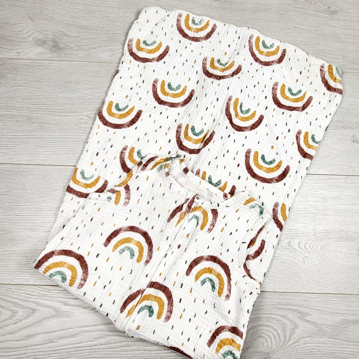 CCAM1 - Mini Steps organic muslin cotton rainbow sleep sack. Size 6-18 months 🍁