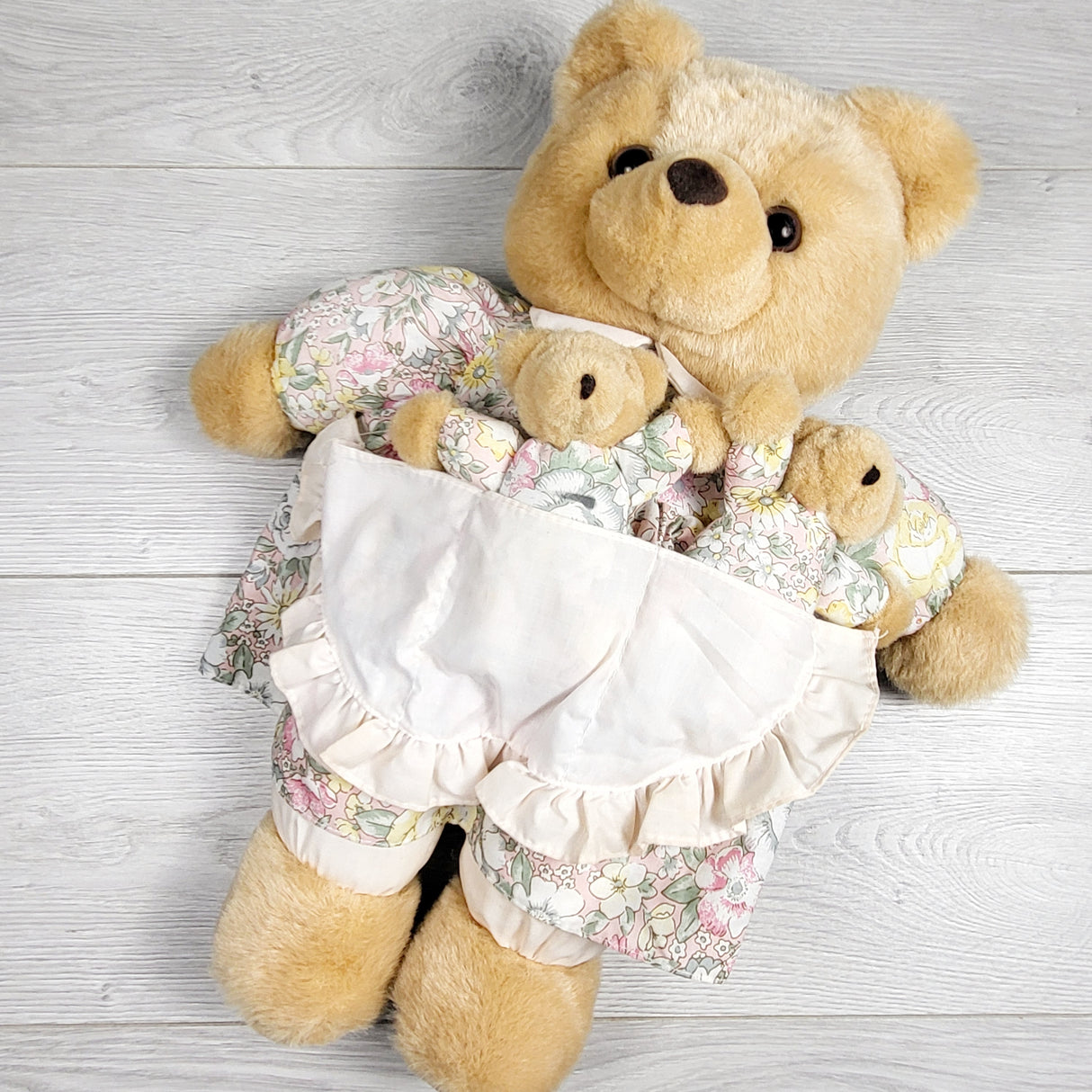 ALWE1 - Vintage plush teddy bear with babies in apron