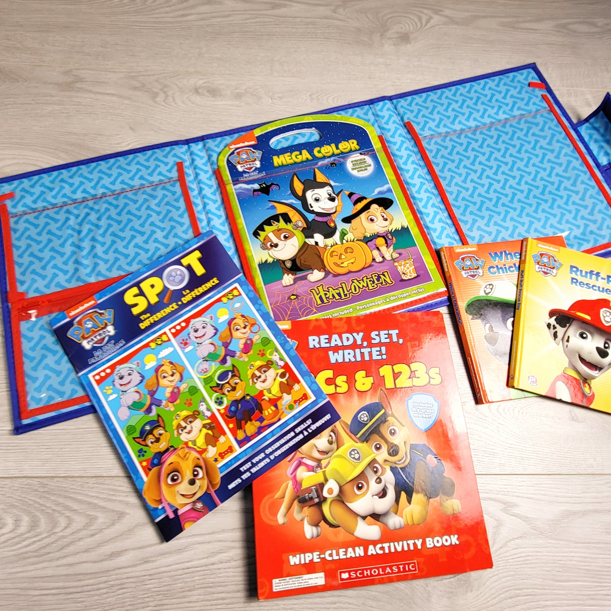 ALWE11 - Paw Patrol book and activity travel binder
