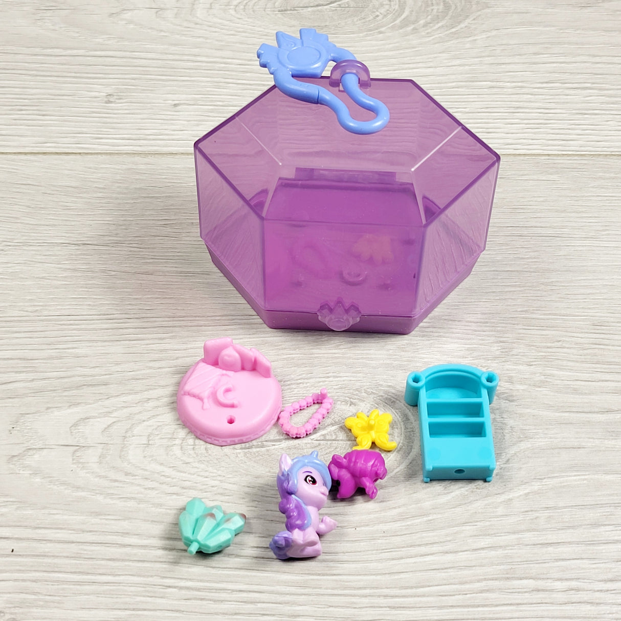 JLSN3 - My Little Pony Mini World Magic Crystal Keychain Izzy Moonbow Set