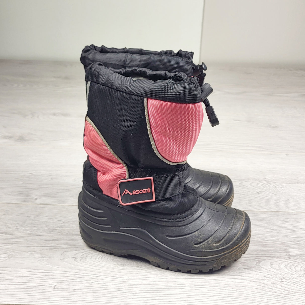 JGAL1 - Ascent black and pink snow boots. Size 12
