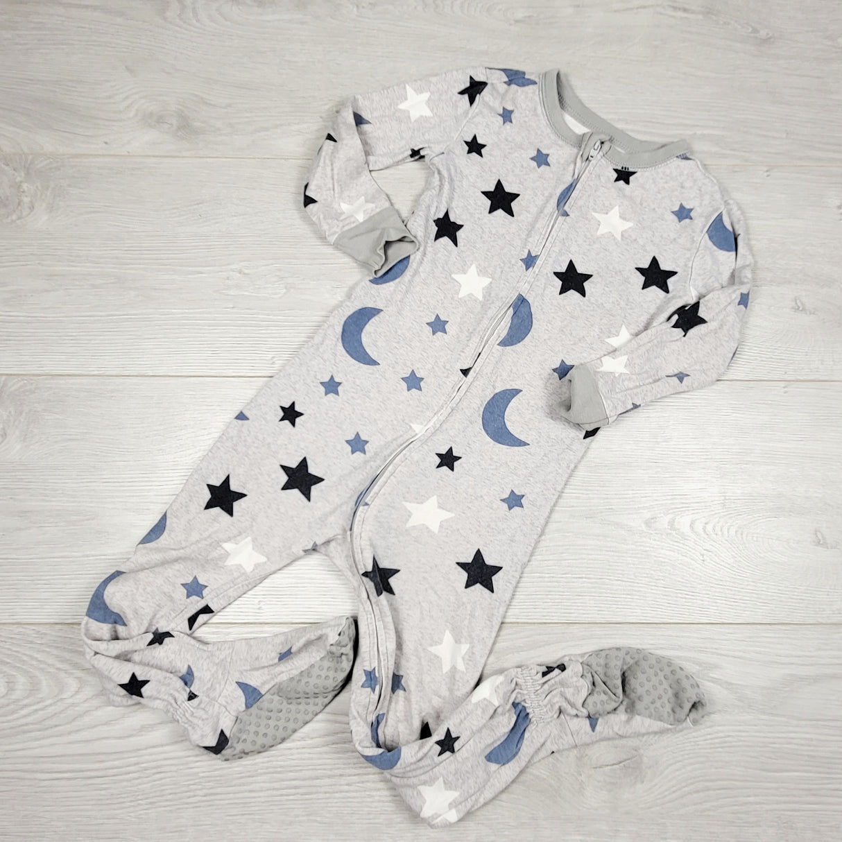 CBEN1 - Old Navy grey zippered cotton sleeper with stars and moons. Size 2T