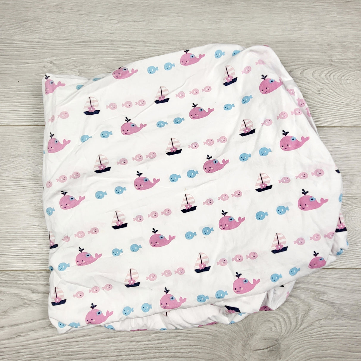 ALWE2 - Fitted crib sheet with whales.