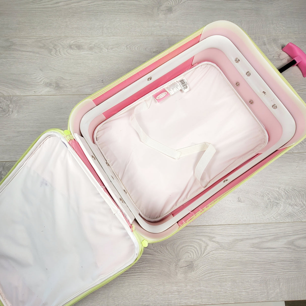 CHLSC2 - Vintage 2004 Strawberry Shortcake roller suitcase (sorry, no shipping)