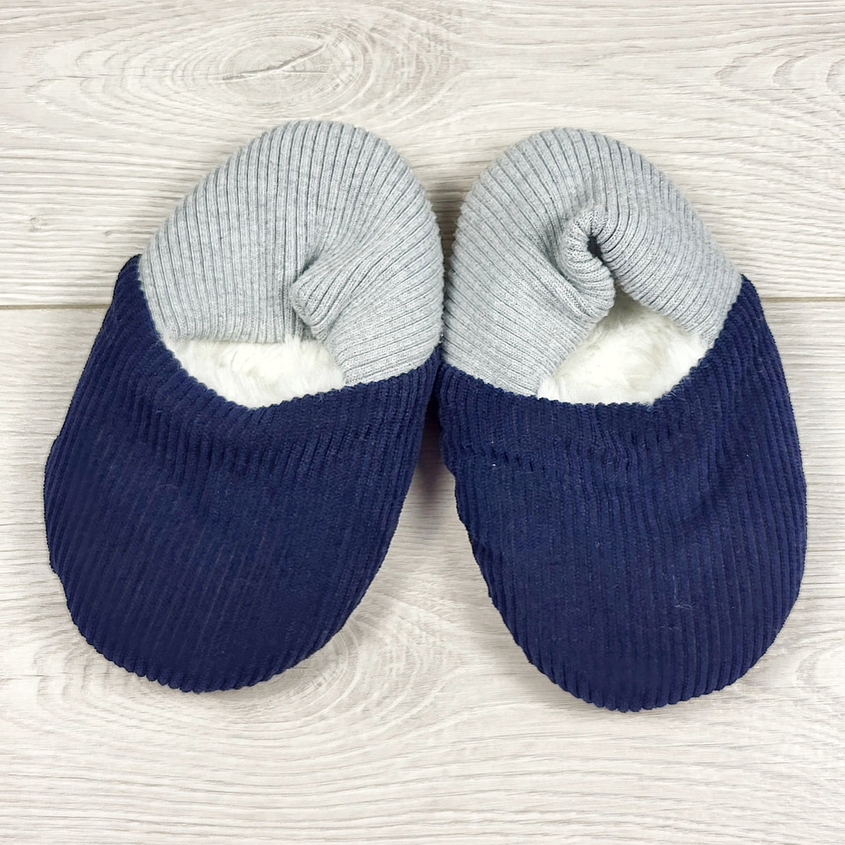 KMIL1 - Corduroy slippers with faux fur lining. Size like a 7/8