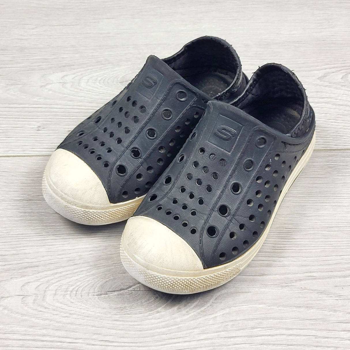 KMIL1 - Skechers rubber shoes. Size 9