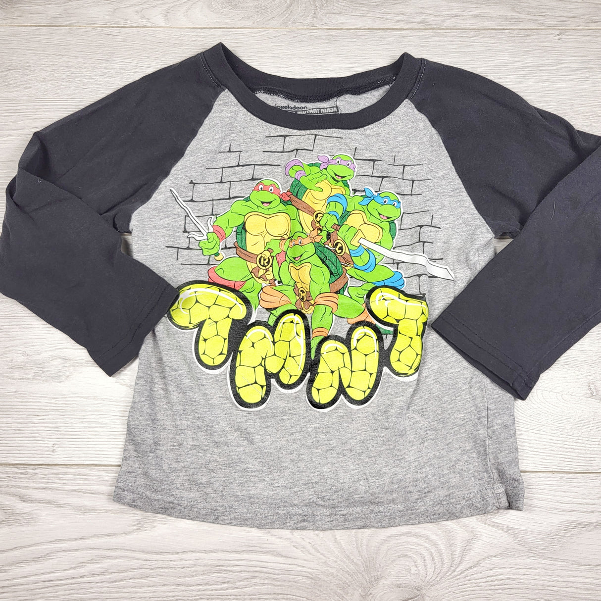 CHLSC2 - Grey and black TMNT raglan top. Size 4T