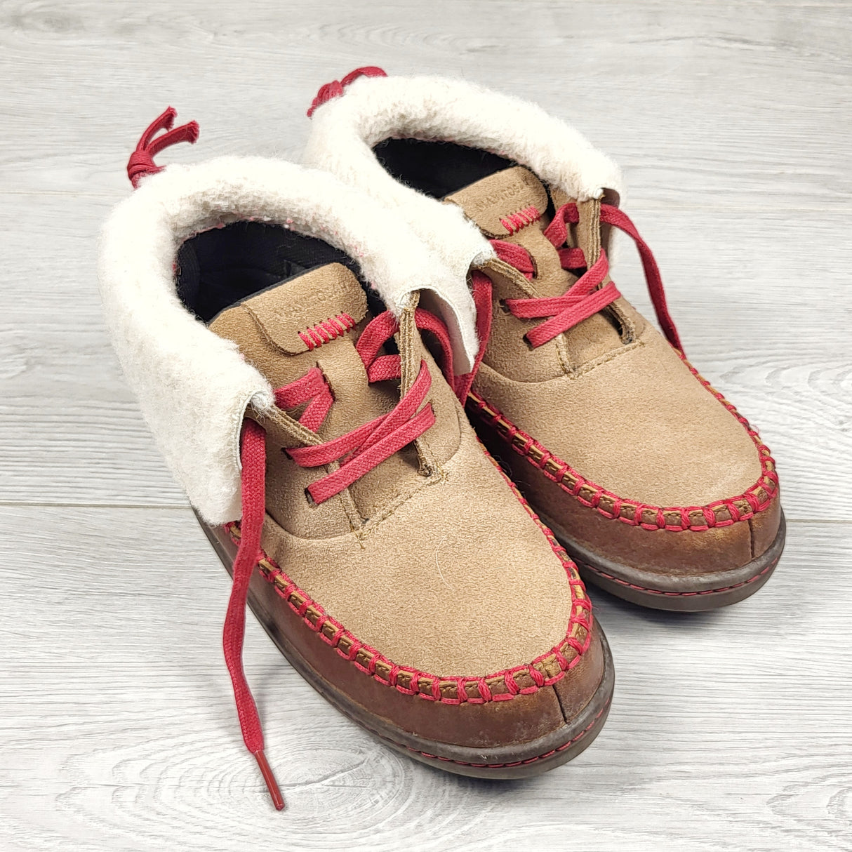KTBL1 - Manitobah Mukluks liked Skoden ankle boot. Youth size 1 🍁