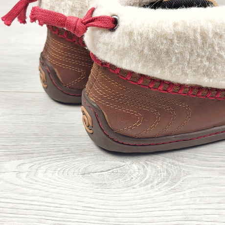 KTBL1 - Manitobah Mukluks liked Skoden ankle boot. Youth size 1 🍁