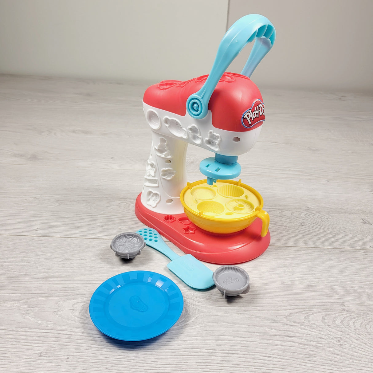 MHAN2 - Play-Doh Kitchen Creations Spinning Treats Mixer (sorry, no shipping)