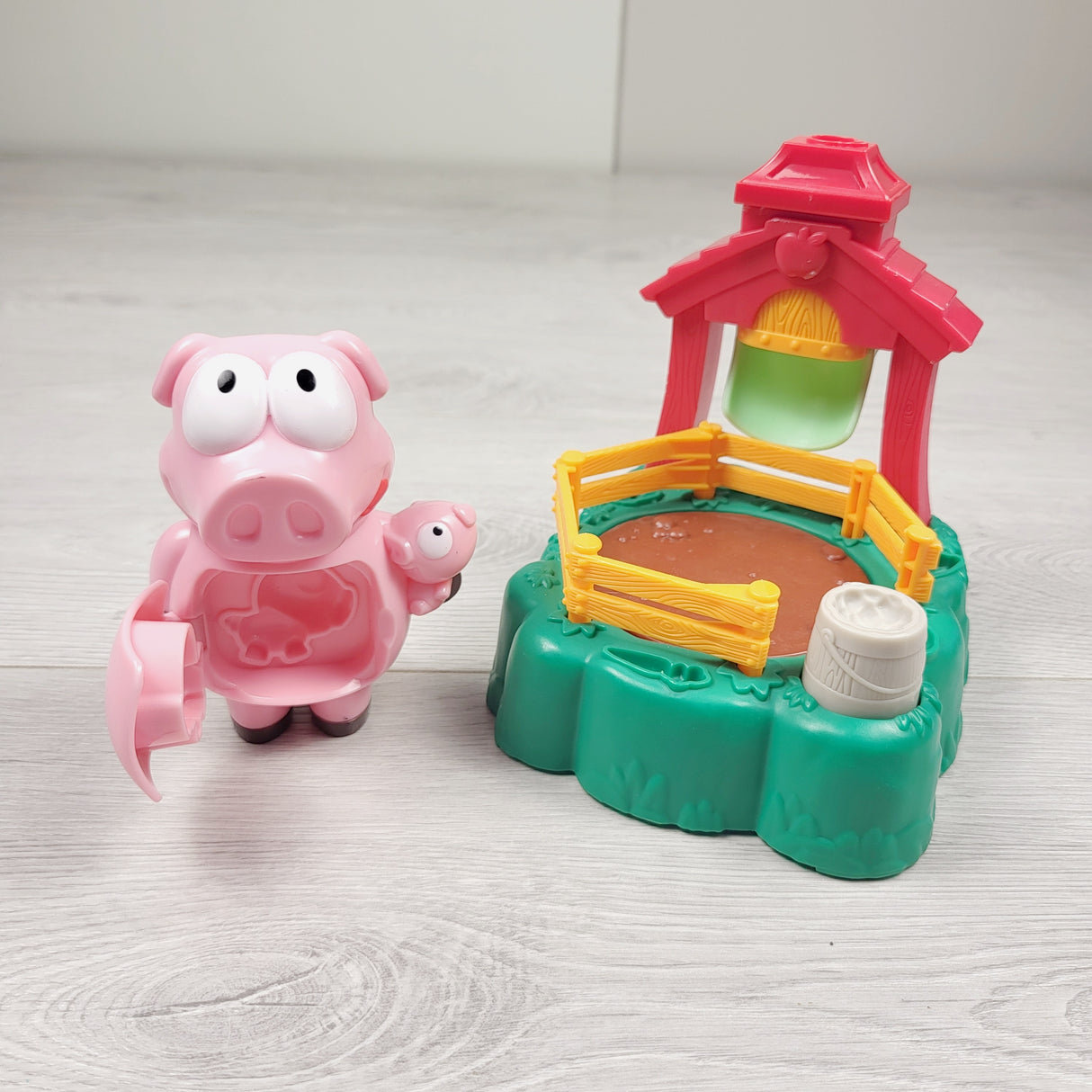 MHAN2 - Play-doh pig and farm set