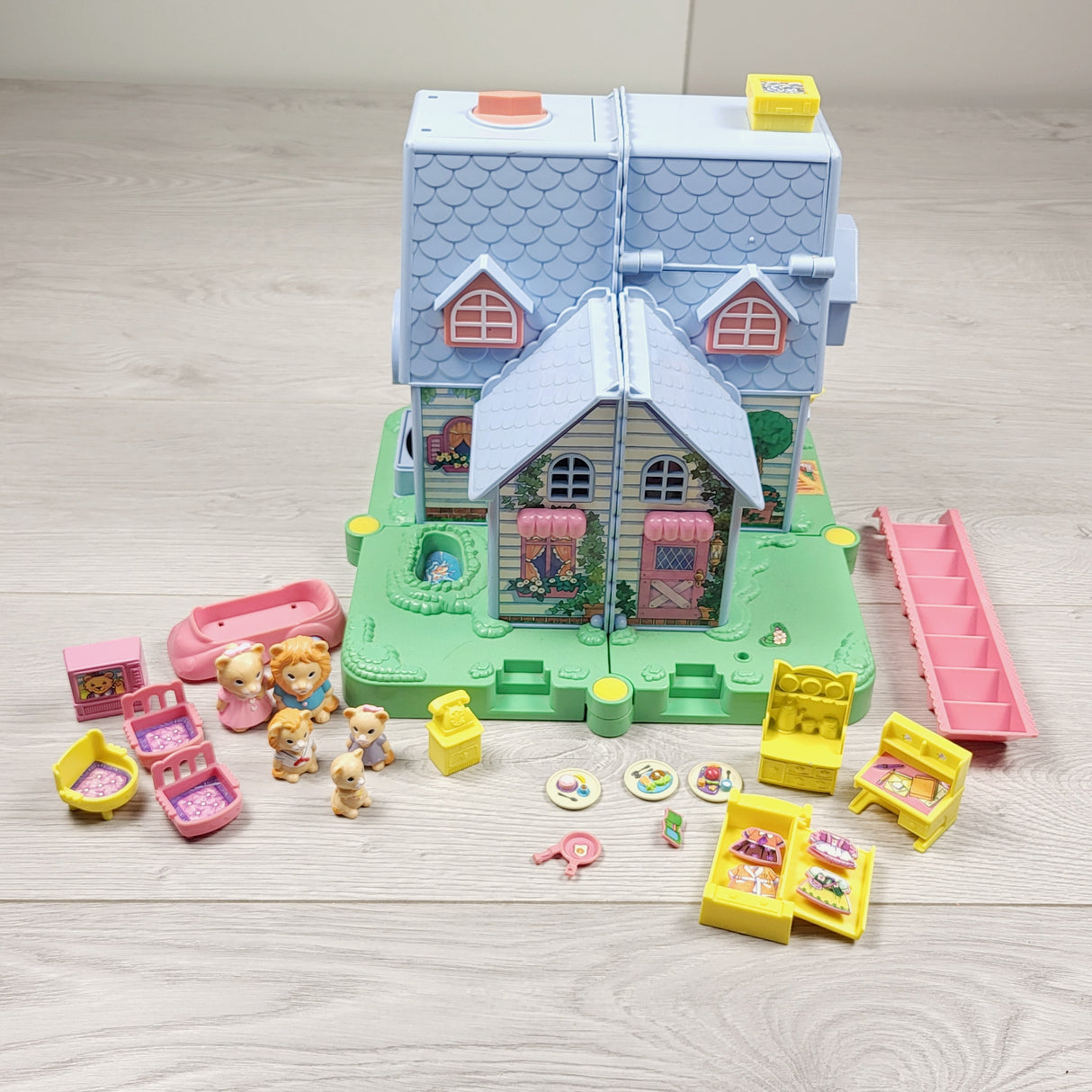 MHAN3 -  Vintage 1994 TAKARA Furry Families, Lion Family Enchanted Playhouse + furniture (sorry, no shipping)