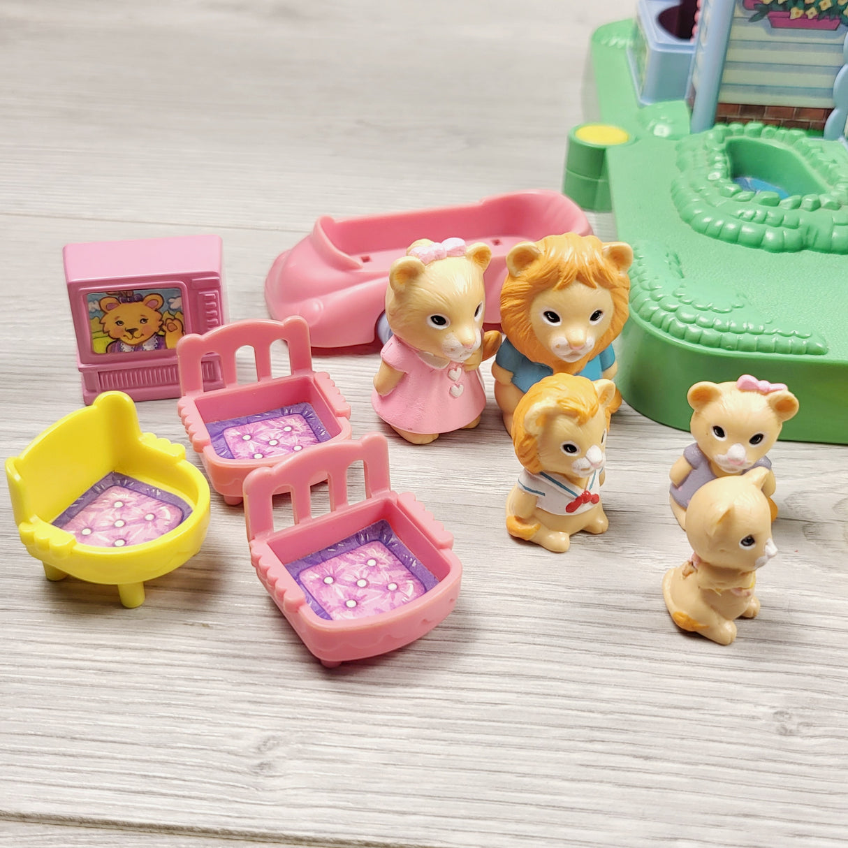 MHAN3 -  Vintage 1994 TAKARA Furry Families, Lion Family Enchanted Playhouse + furniture (sorry, no shipping)
