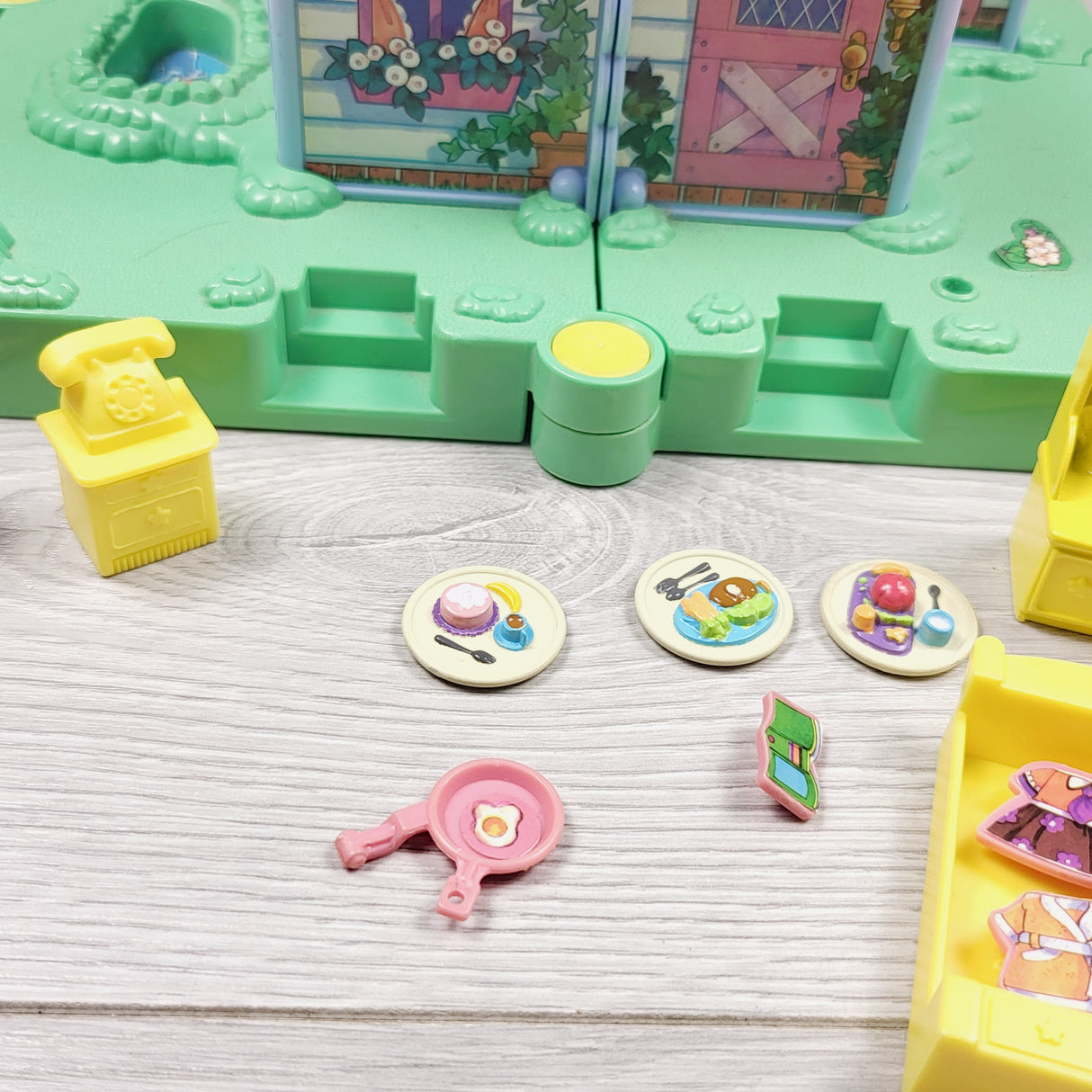 MHAN3 -  Vintage 1994 TAKARA Furry Families, Lion Family Enchanted Playhouse + furniture (sorry, no shipping)