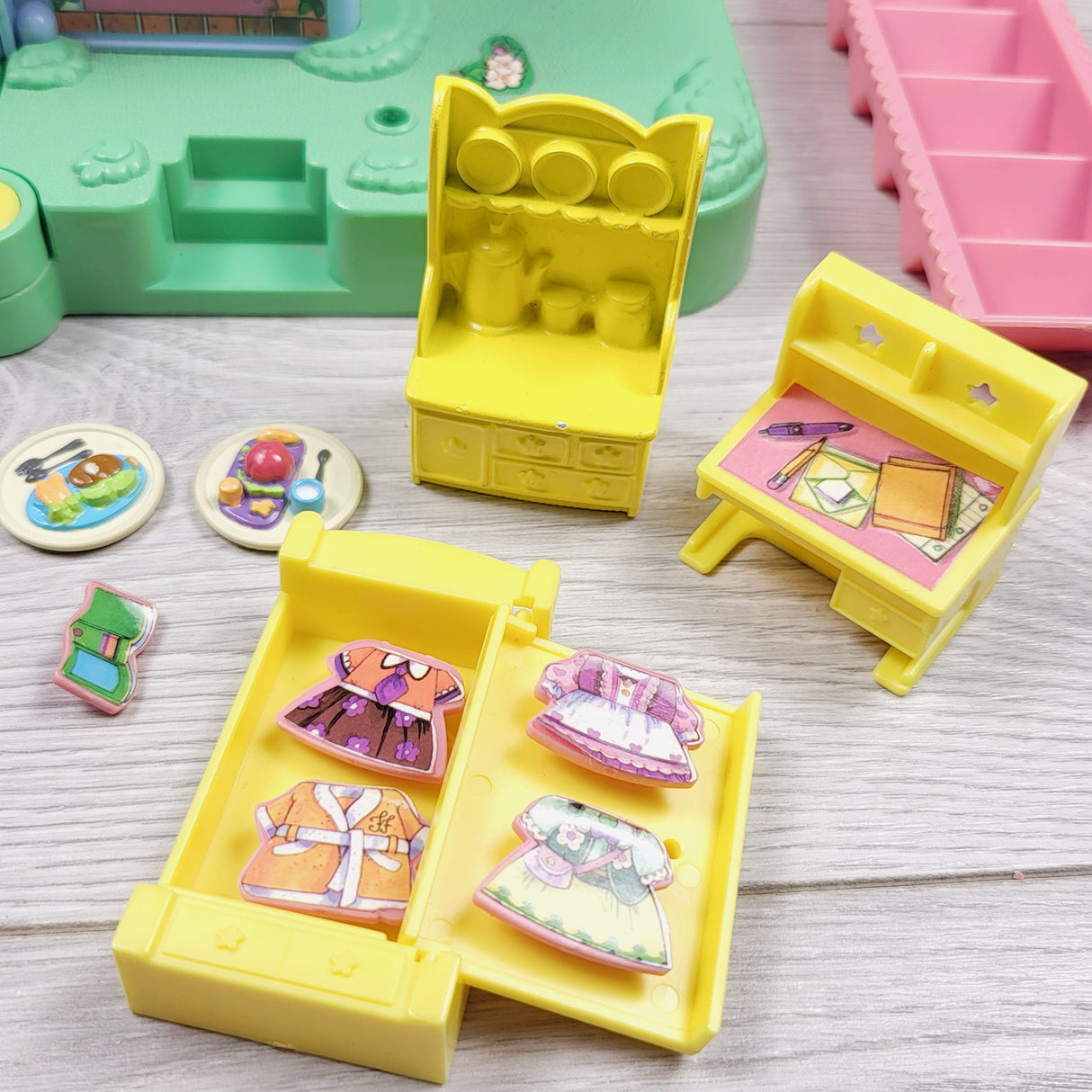 MHAN3 -  Vintage 1994 TAKARA Furry Families, Lion Family Enchanted Playhouse + furniture (sorry, no shipping)