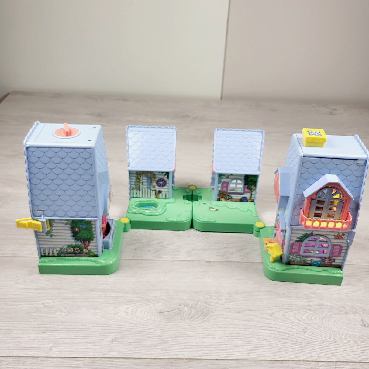 MHAN3 -  Vintage 1994 TAKARA Furry Families, Lion Family Enchanted Playhouse + furniture (sorry, no shipping)