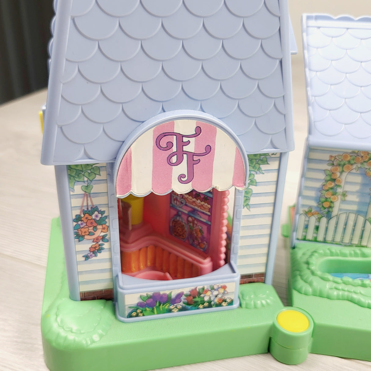 MHAN3 -  Vintage 1994 TAKARA Furry Families, Lion Family Enchanted Playhouse + furniture (sorry, no shipping)