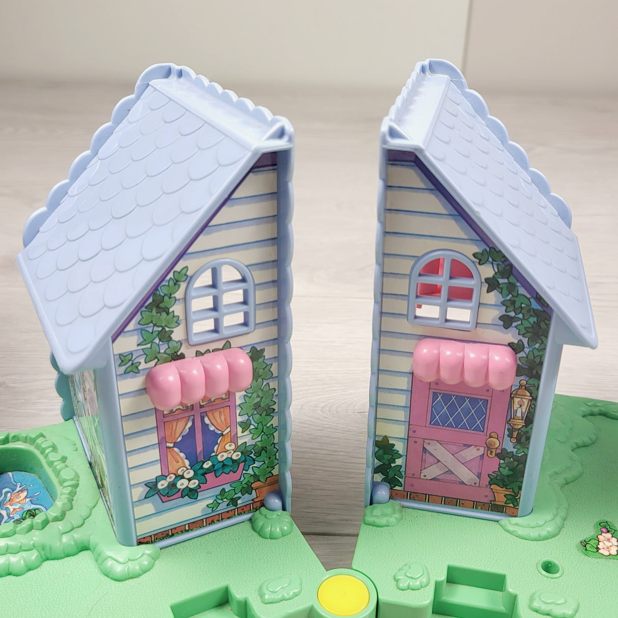 MHAN3 -  Vintage 1994 TAKARA Furry Families, Lion Family Enchanted Playhouse + furniture (sorry, no shipping)