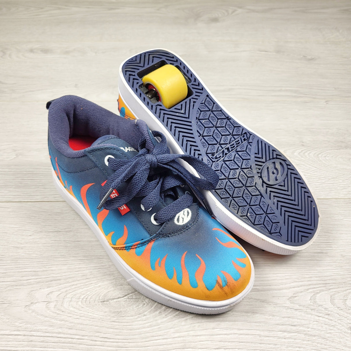 DPAR1 - Heelys rollerskate shoes with flames. Youth size 3