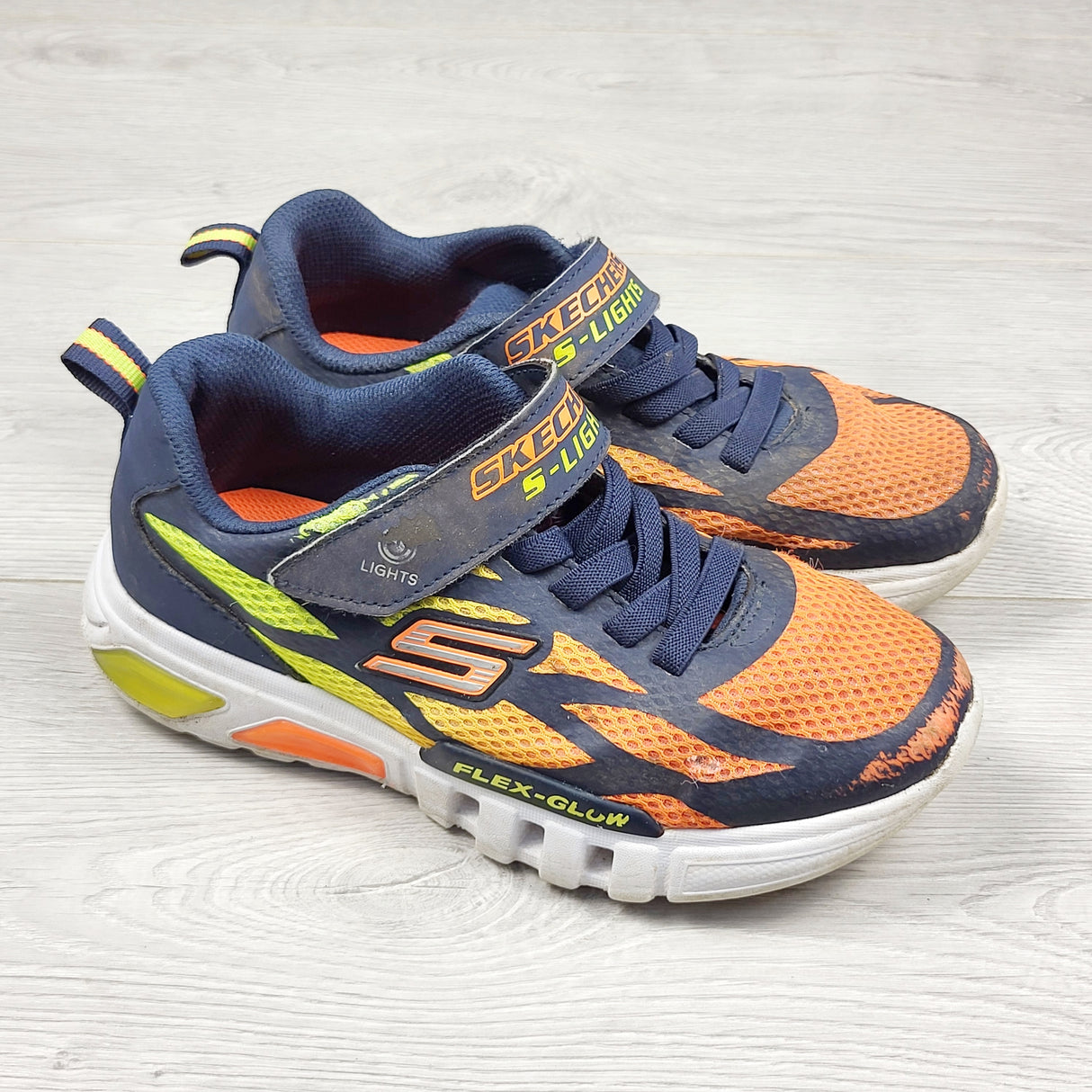 DPAR1 - Skechers running shoes. Youth size 3