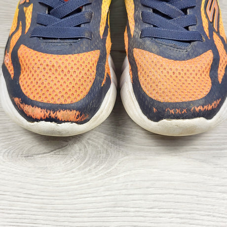 DPAR1 - Skechers running shoes. Youth size 3
