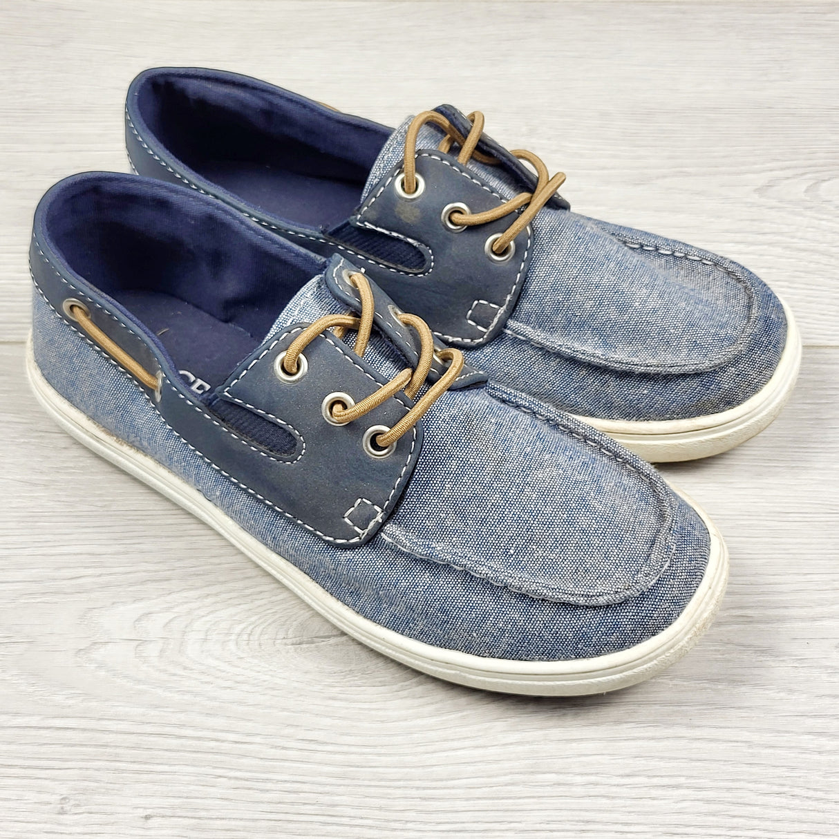 DPAR1 - Children's Place chambray slip on boat shoes. Youth size 3