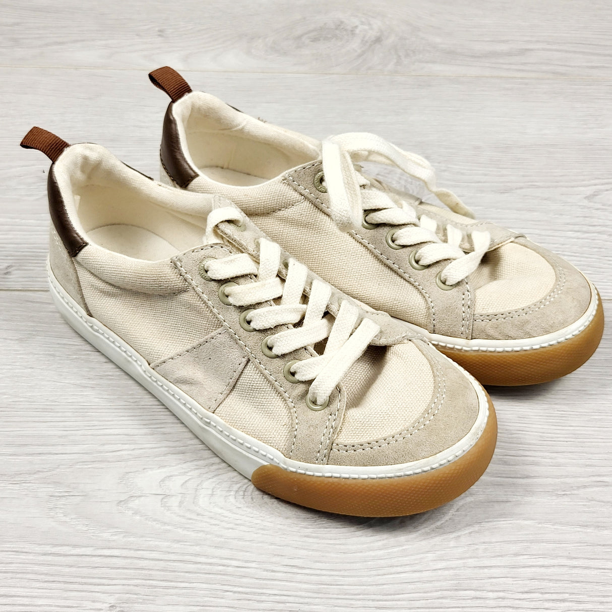DPAR1 - Old Navy beige lace up canvas shoes. Size Youth size 1
