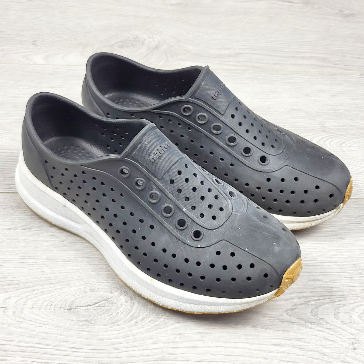 DPAR1 - Native black Sugarlite slip on Robbie shoes. Youth size 5