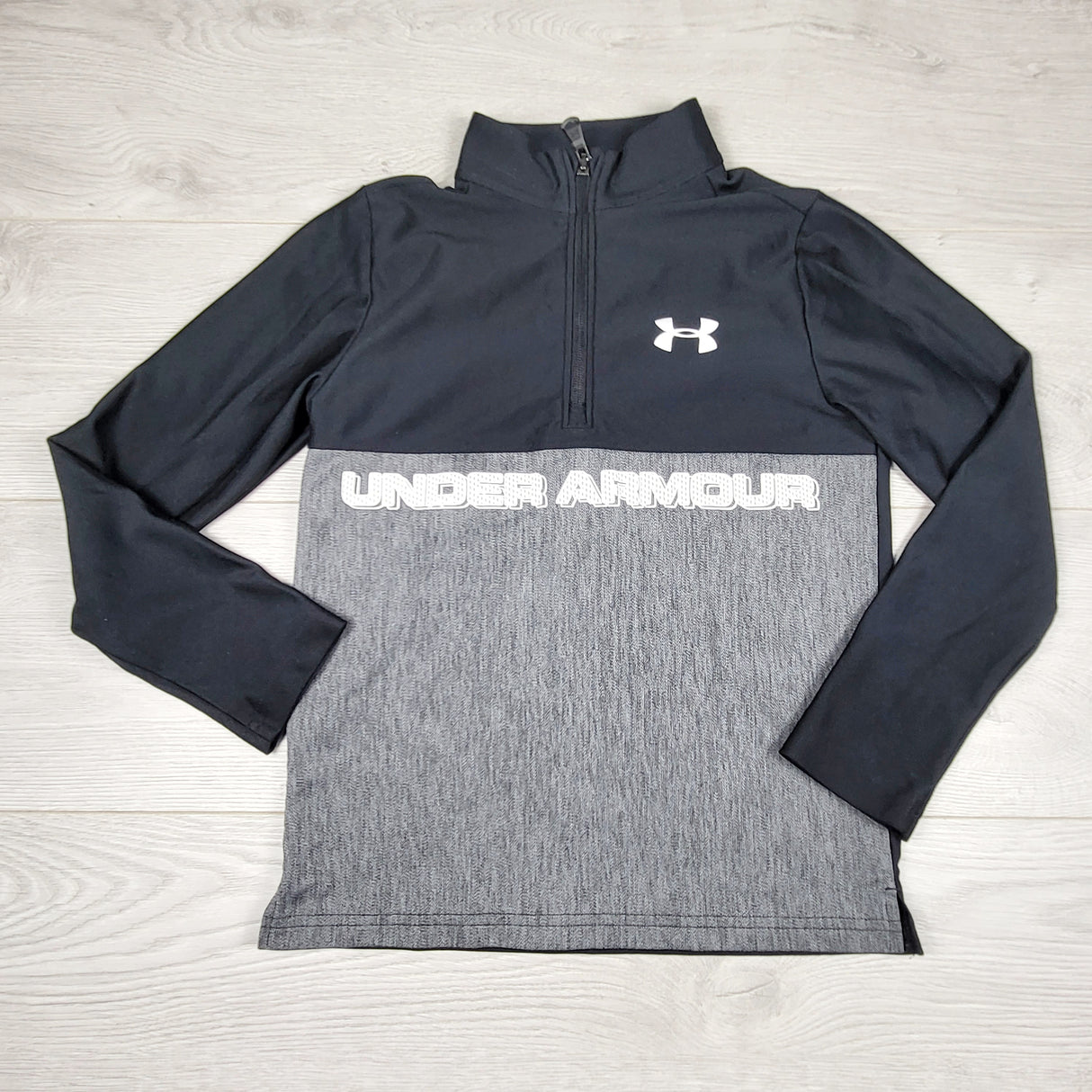 MAYE1 - Under Armour Tech Half Zip Warm-up Top. Loose fit. Youth size small