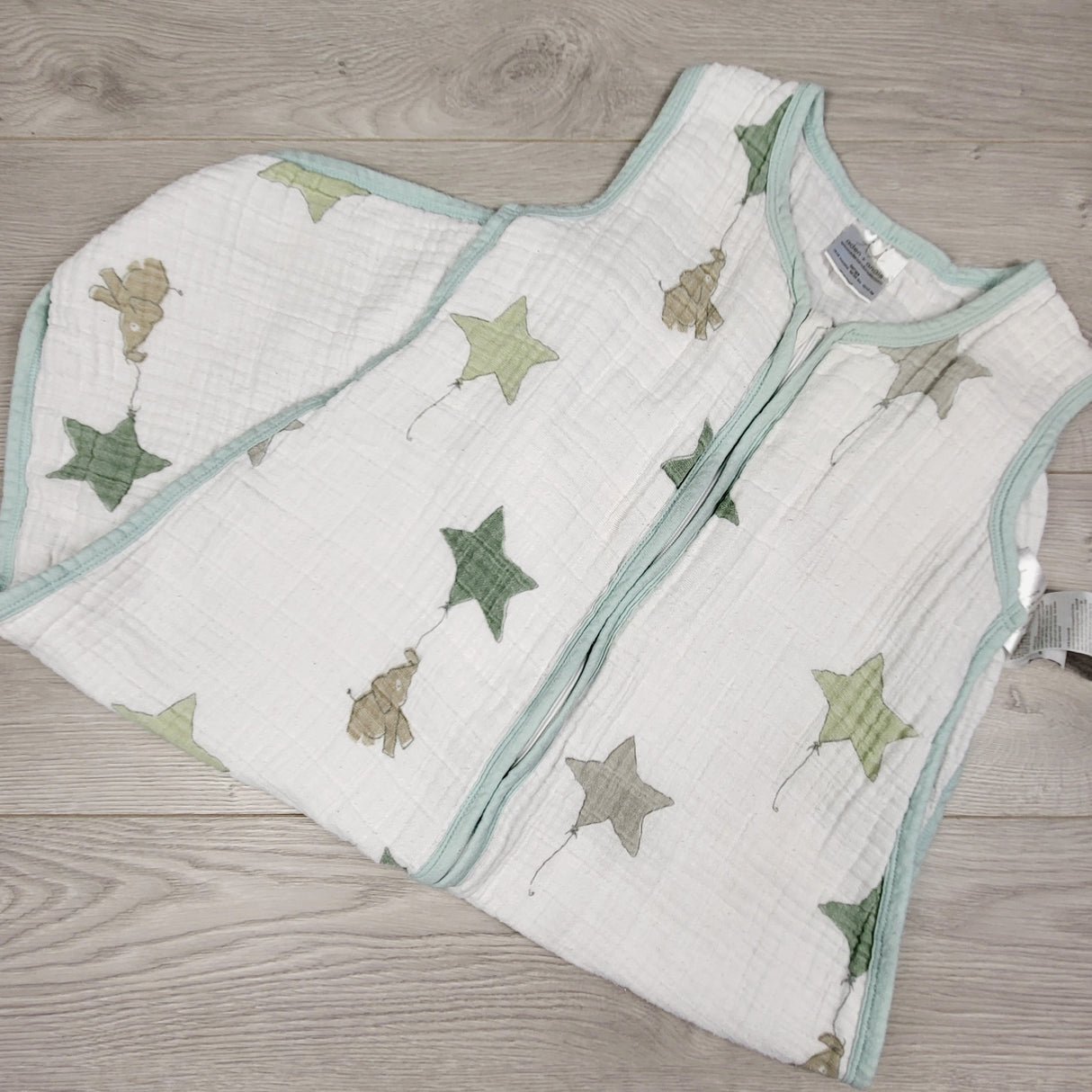 KAMG1 - Aden + Anais lightweight muslin sleep sack with large stars. Size 12-18 months