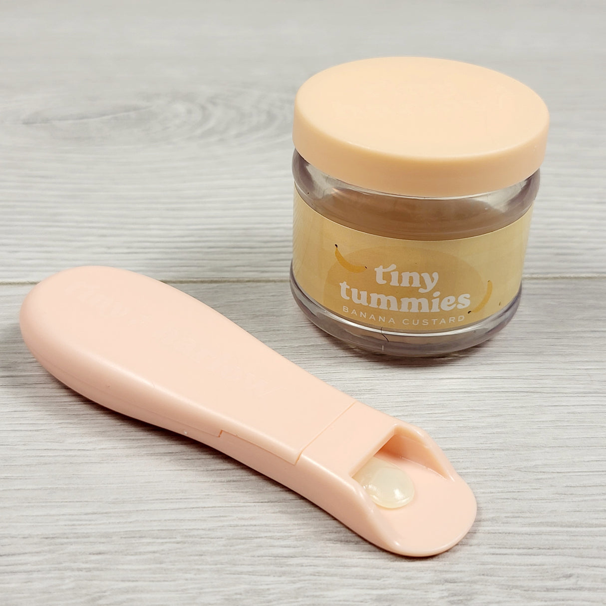 KTBL3 - Tiny Harlow Tiny Tummies "Banana Custard" food and spoon set