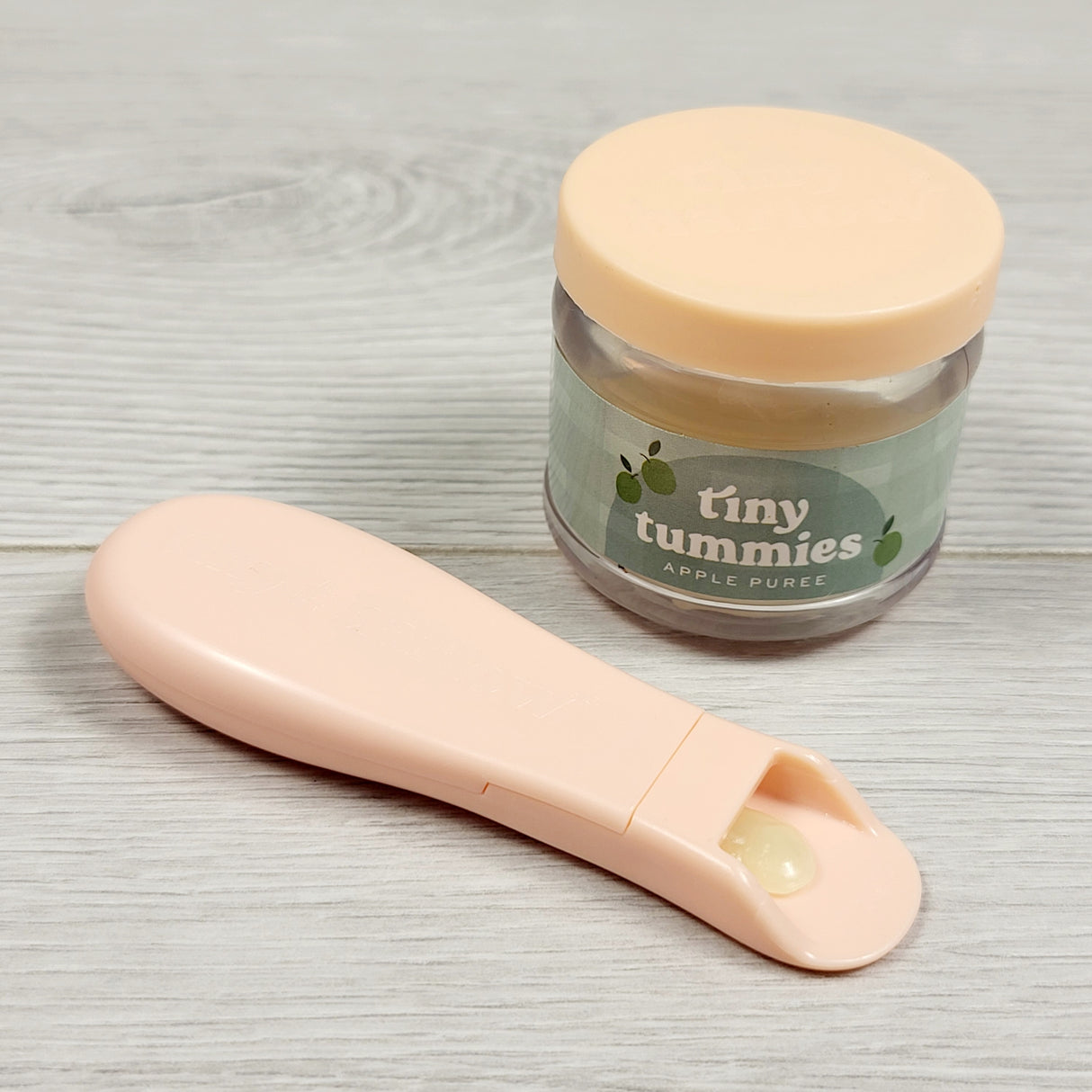 KTBL3 - Tiny Harlow Tiny Tummies "Apple Puree" food and spoon set